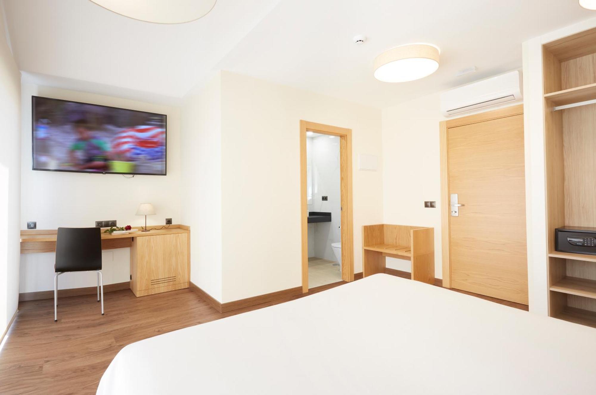 Hotel Arias Aeropuerto Santiago Del Monte Extérieur photo