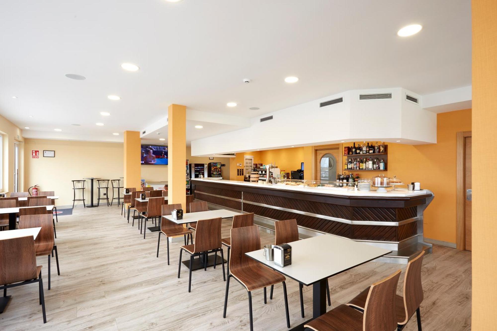 Hotel Arias Aeropuerto Santiago Del Monte Extérieur photo