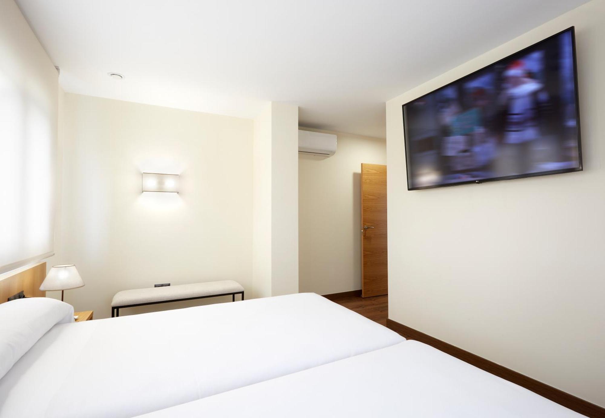 Hotel Arias Aeropuerto Santiago Del Monte Extérieur photo