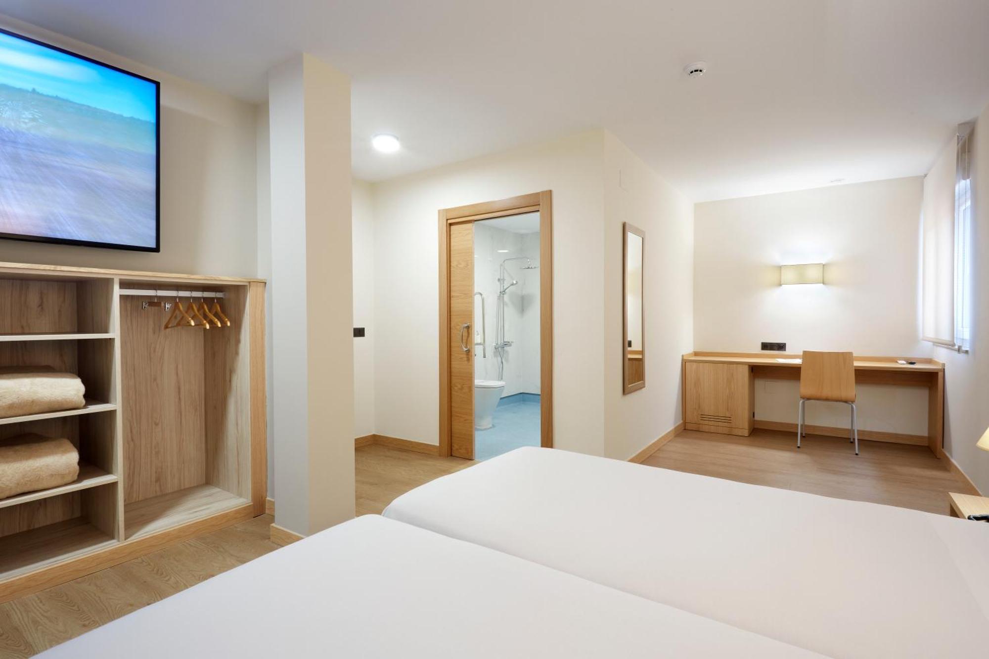 Hotel Arias Aeropuerto Santiago Del Monte Extérieur photo