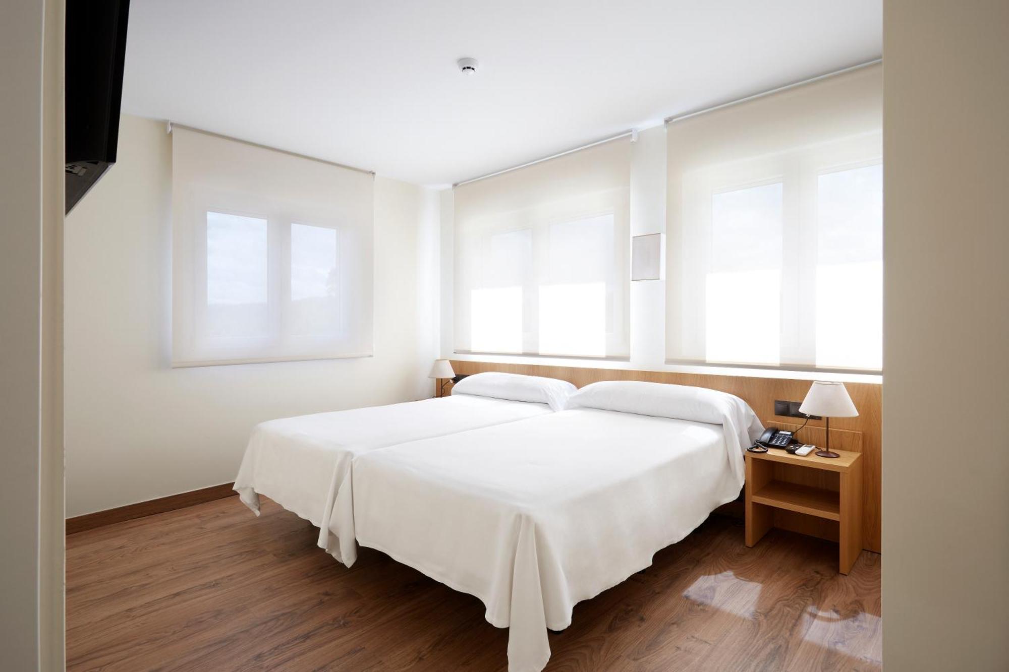 Hotel Arias Aeropuerto Santiago Del Monte Extérieur photo