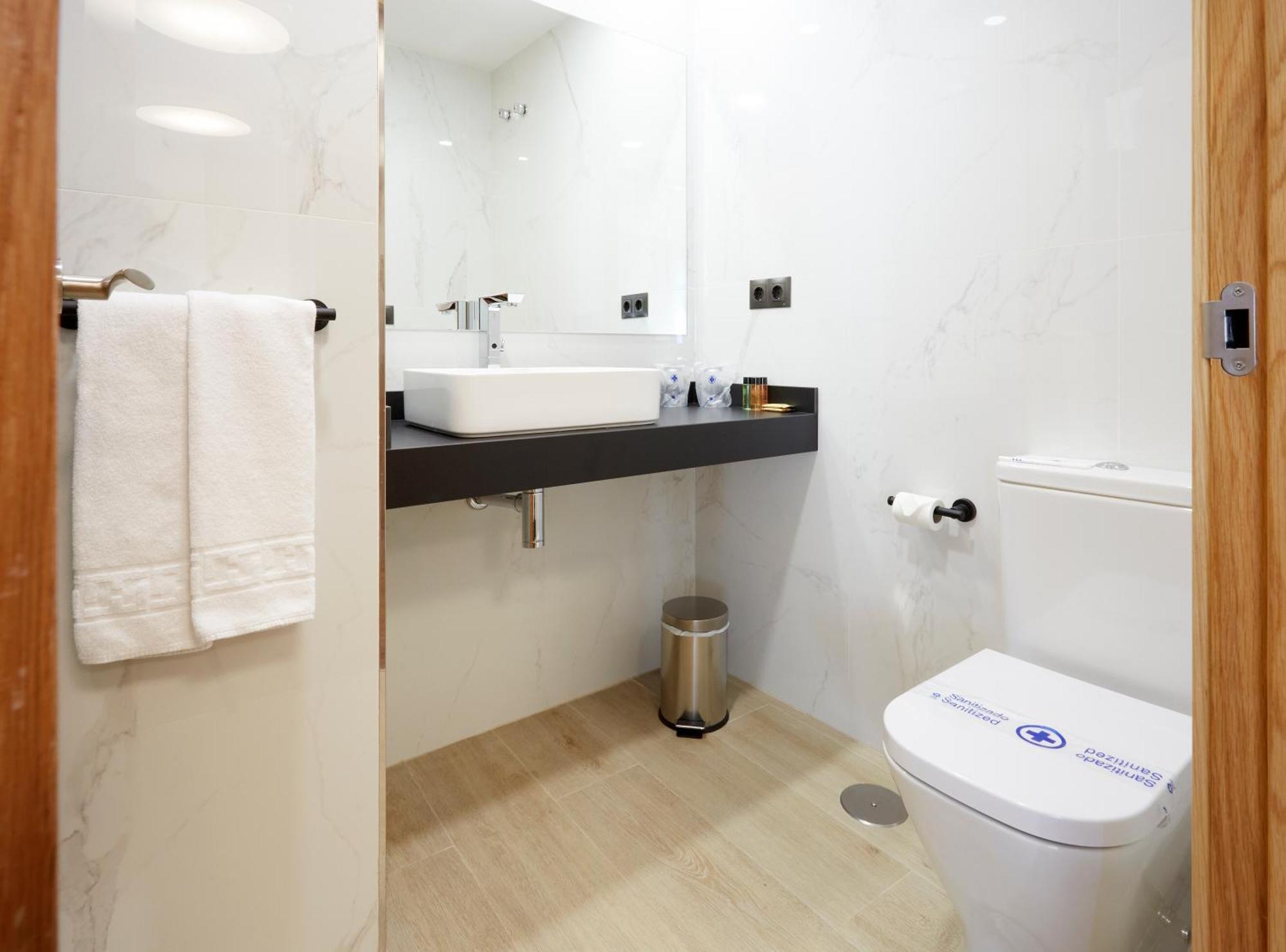 Hotel Arias Aeropuerto Santiago Del Monte Extérieur photo